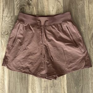 Lululemon, cinchable waist, high rise, size 4, brown shorts.